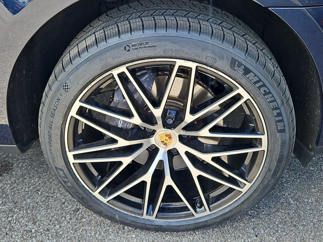 Certified 2023 Porsche Macan AWD/4WD image 14