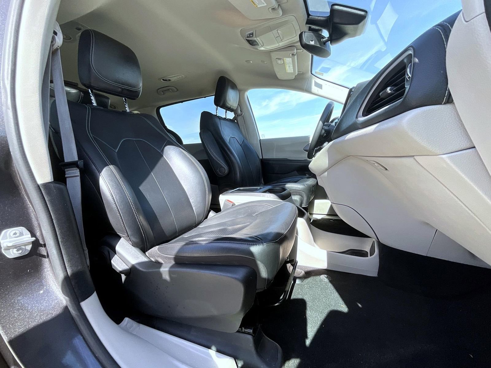 Used 2022 Chrysler Pacifica Touring-L image 17