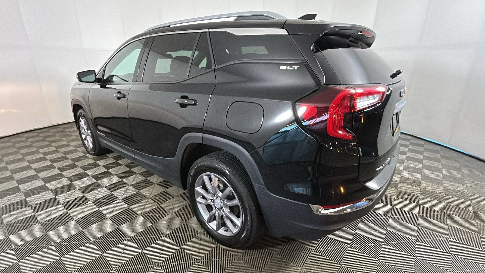 Used 2024 GMC Terrain SLT AWD/4WD image 6