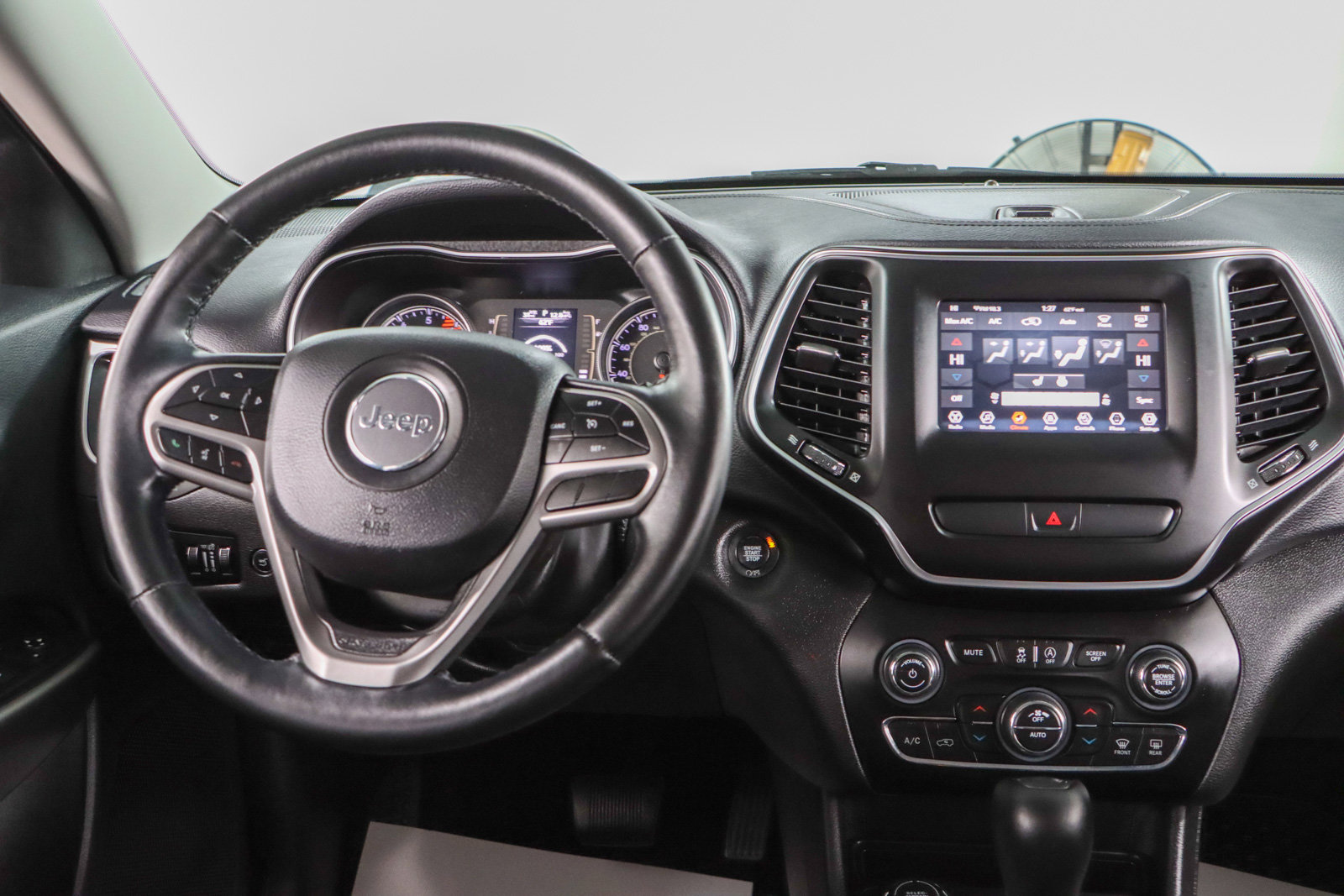 Used 2019 Jeep Cherokee Latitude Plus w/ Comfort/Convenience Group image 17