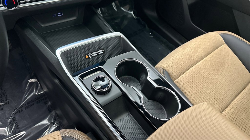 Used 2025 Chevrolet Equinox ACTIV w/ Safety and Technology Package image 16