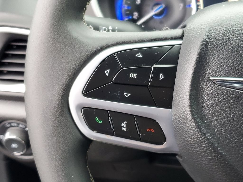 Used 2025 Chrysler Pacifica Select FWD image 16