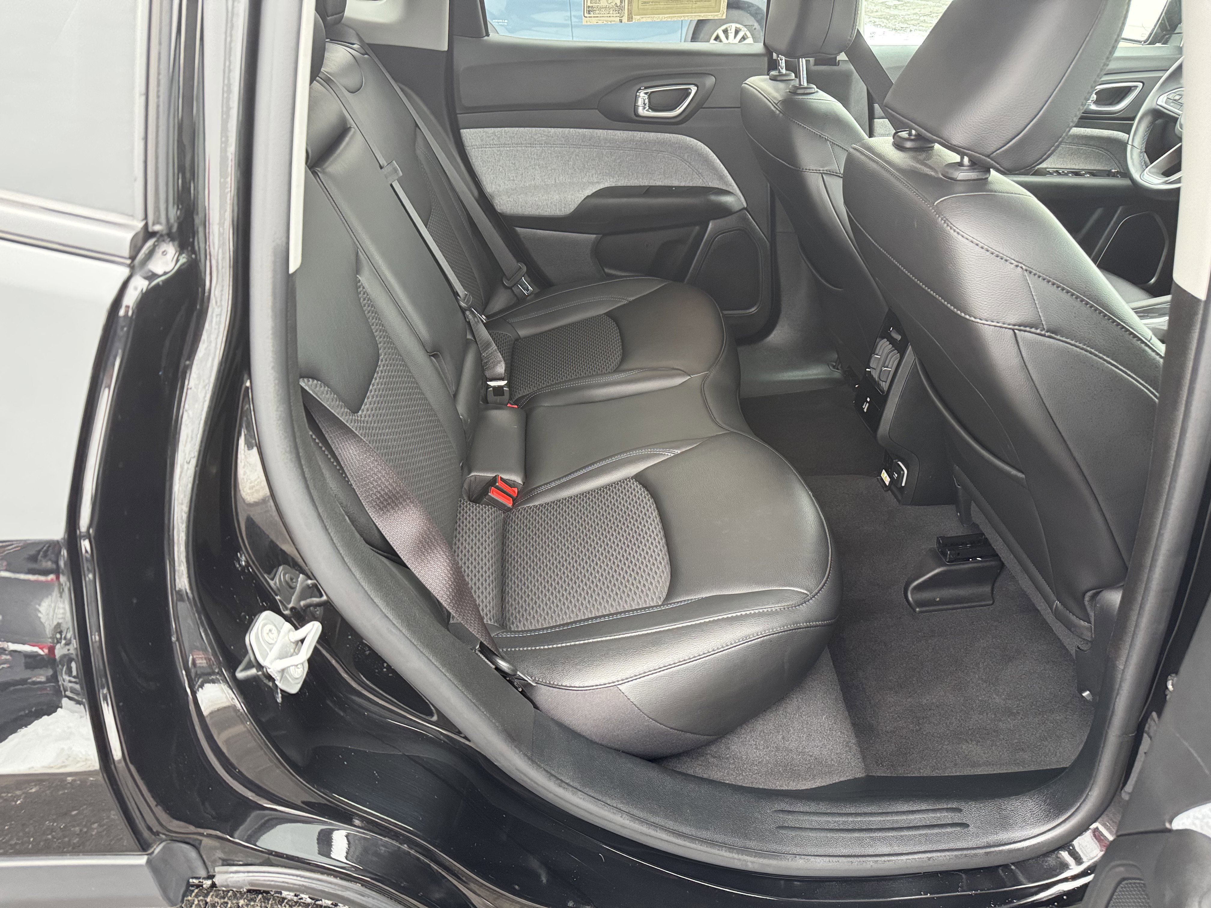 Used 2022 Jeep Compass Latitude w/ Convenience Group image 19