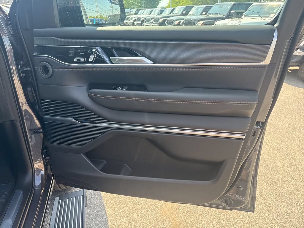 New 2026 Jeep Grand Wagoneer Summit AWD/4WD image 37