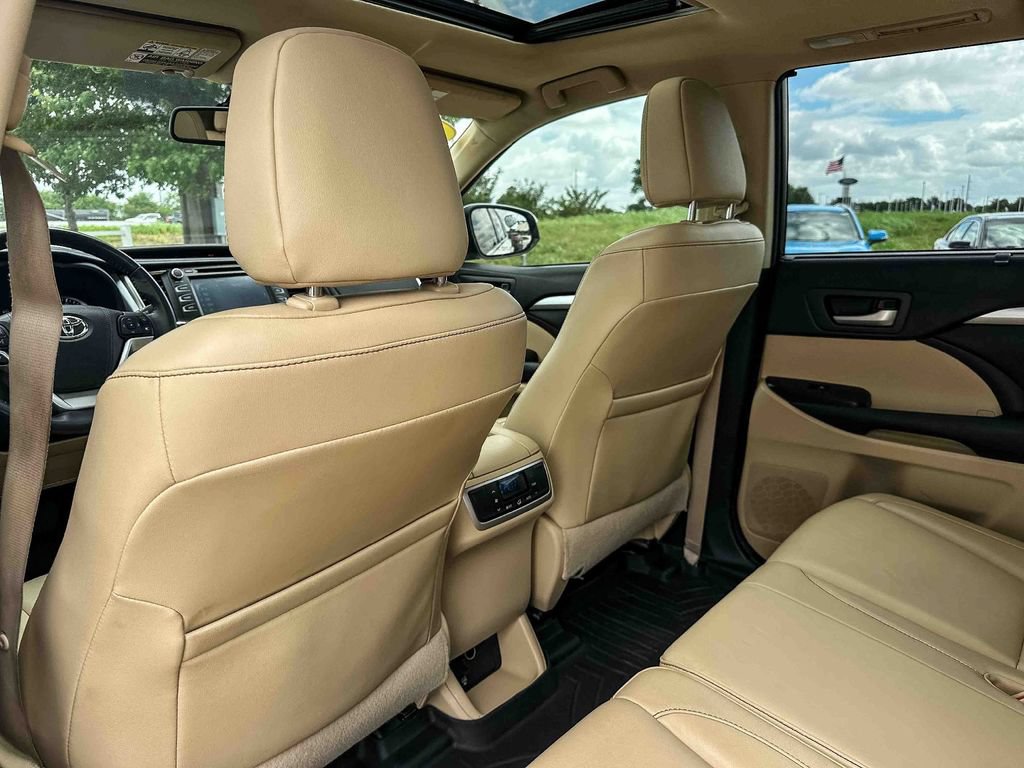 Used 2015 Toyota Highlander XLE FWD image 18