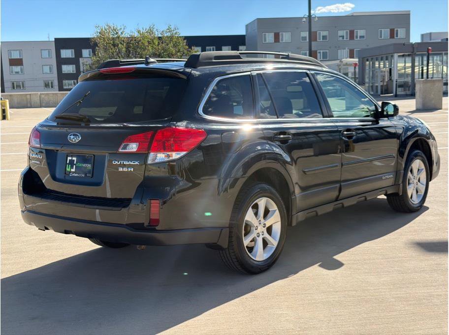 Used 2014 Subaru Outback 3.6R Limited w/ Moonroof Package AWD/4WD image 8