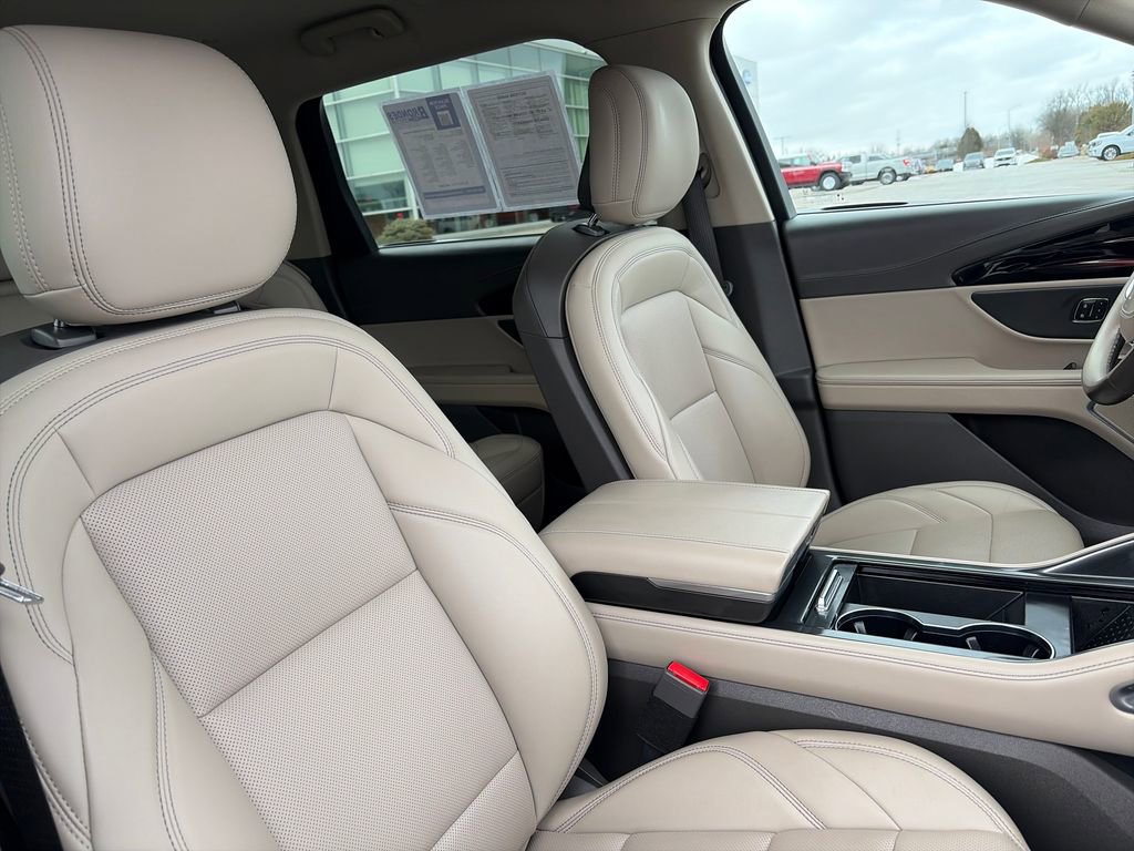 Used 2025 Lincoln Nautilus Premier image 12