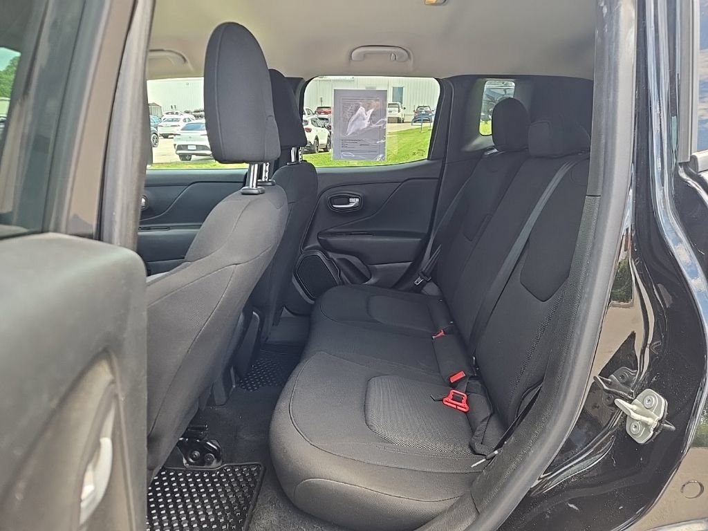 Used 2023 Jeep Renegade Latitude AWD/4WD image 9