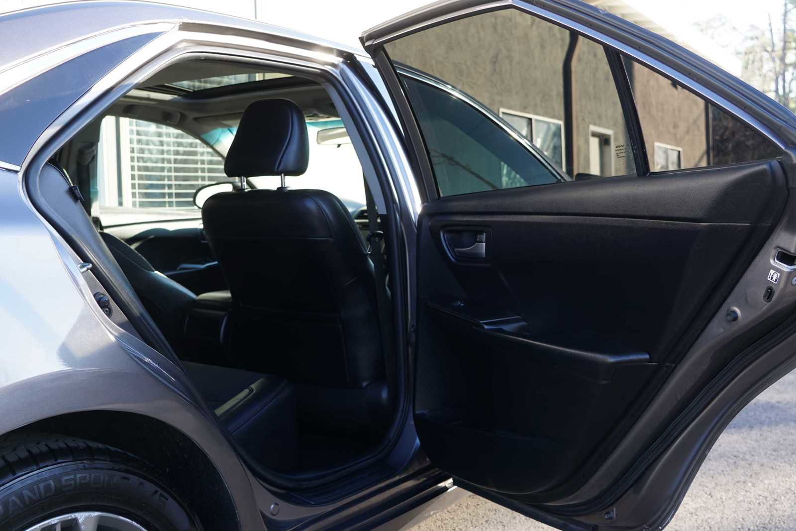 Used 2017 Toyota Camry SE w/ Moonroof Package image 30