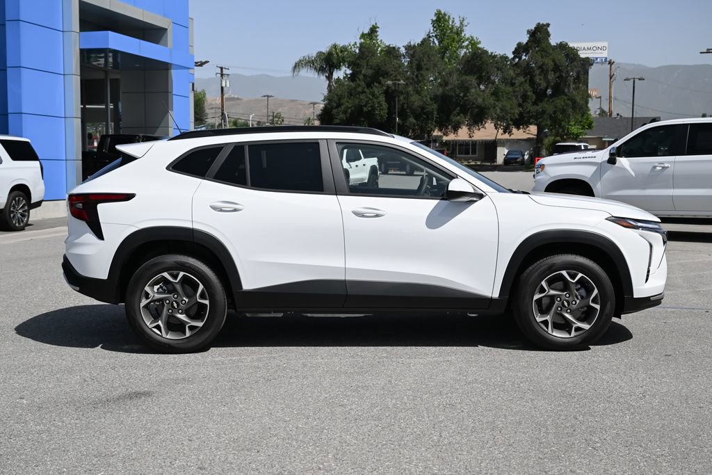 New 2026 Chevrolet Trax LT w/ LPO, Blackout Package FWD image 3