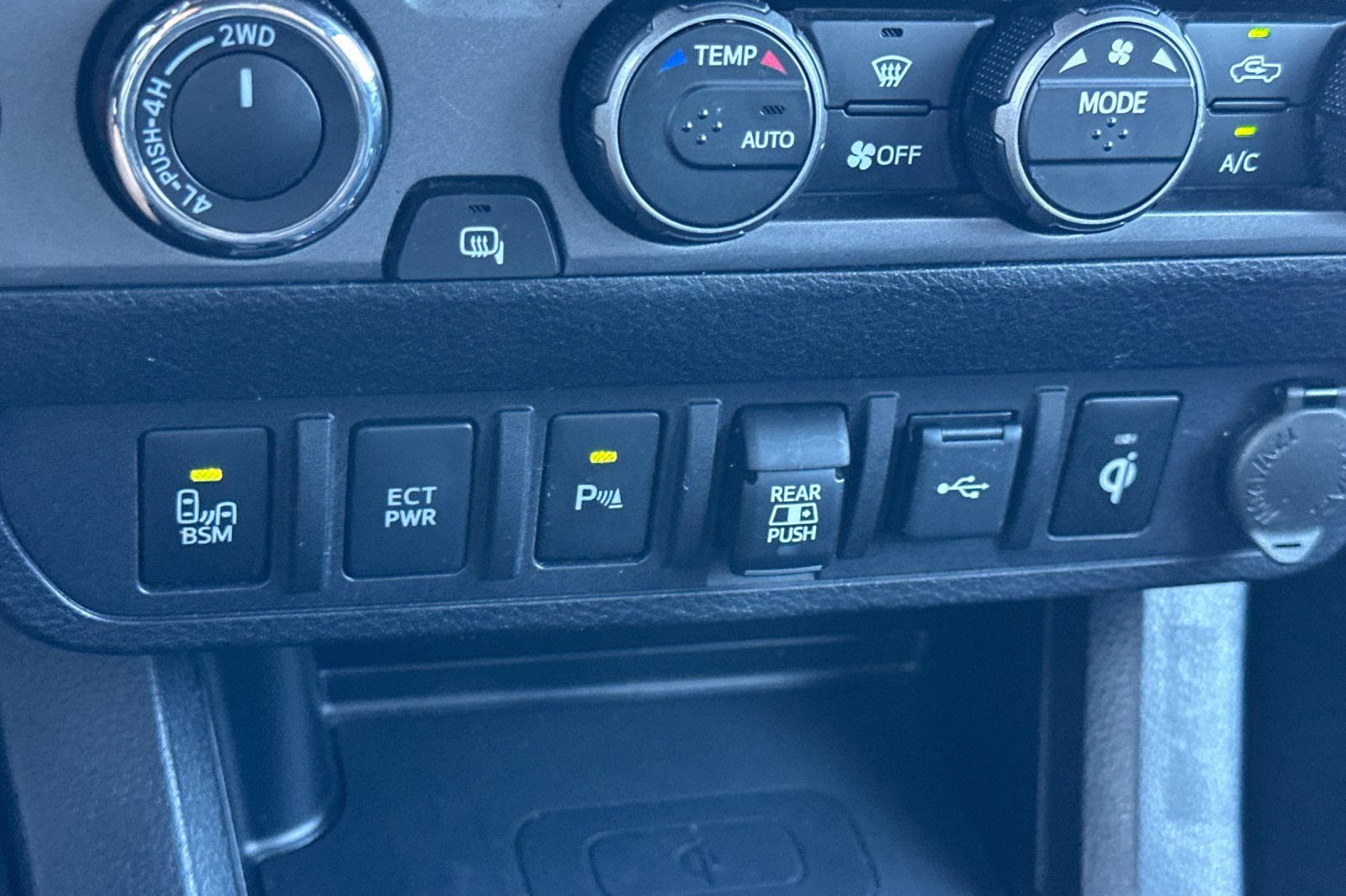 Used 2020 Toyota Tacoma TRD Sport w/ TRD Premium Sport Package AWD/4WD image 30