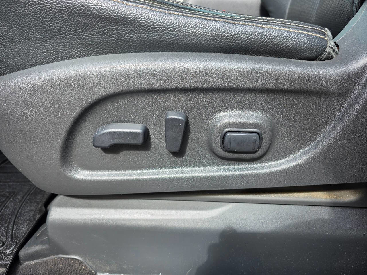 Used 2017 Nissan Titan PRO-4X w/ Pro-4x Convenience Package image 17