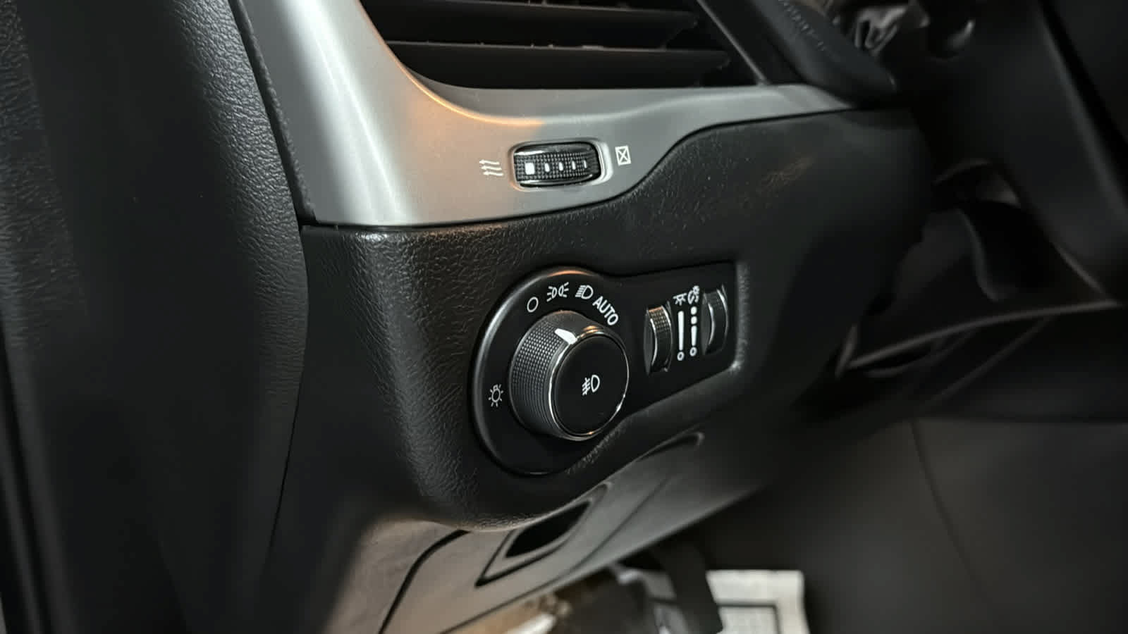 Used 2015 Jeep Cherokee Trailhawk w/ Leather Interior Group AWD/4WD image 20