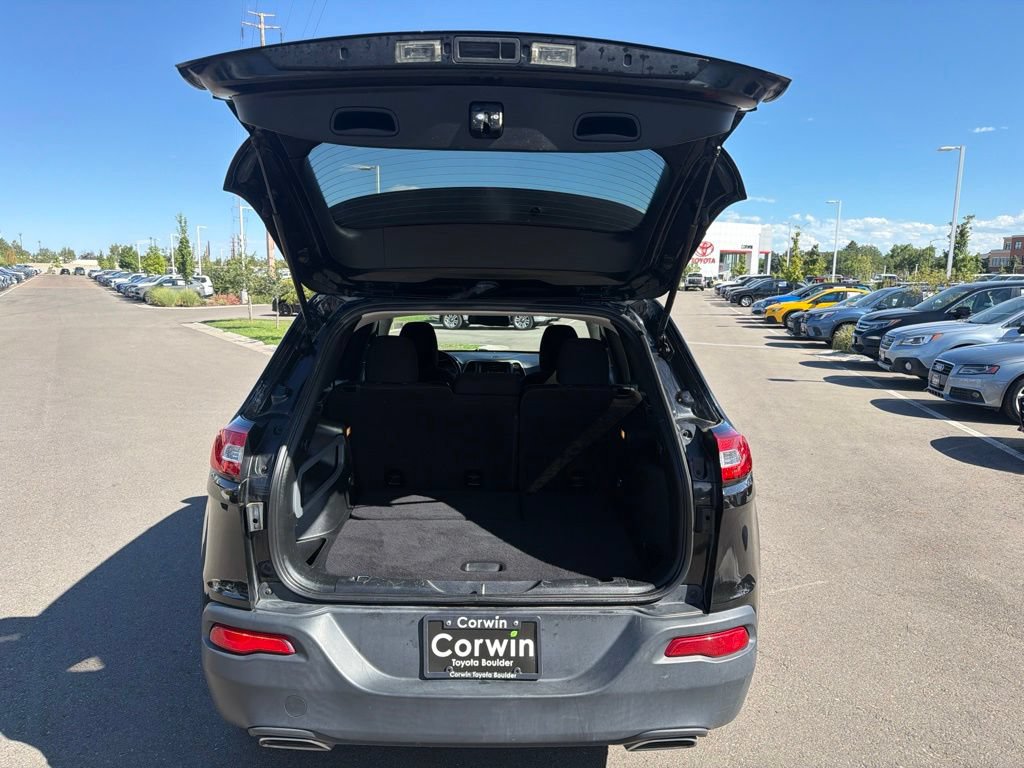 Used 2016 Jeep Cherokee Latitude w/ Cold Weather Group AWD/4WD image 16