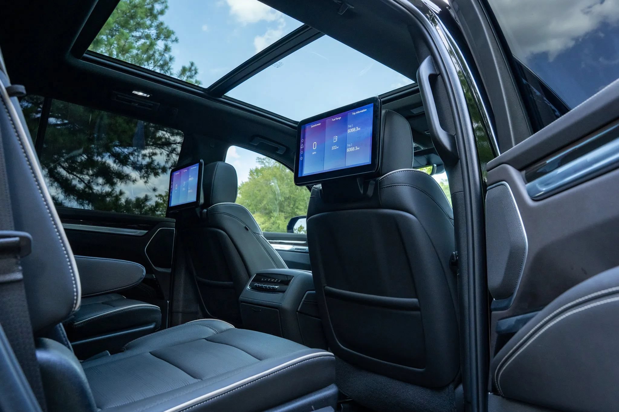 Used 2026 Cadillac Escalade Luxury w/ Touring Package AWD/4WD image 17