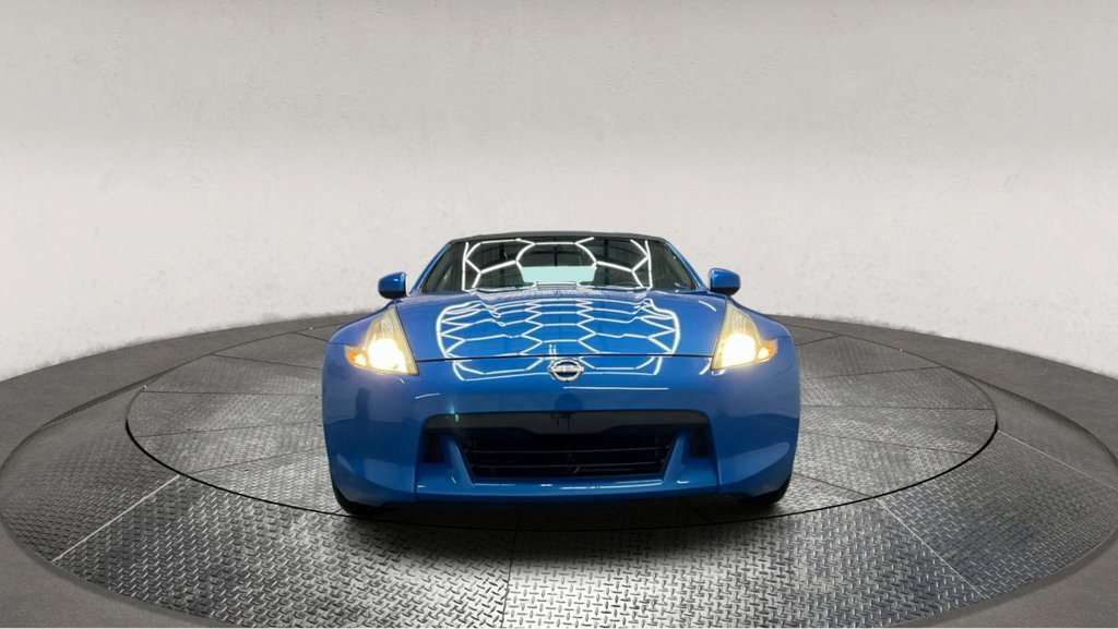 Used 2011 Nissan 370Z Roadster image 2