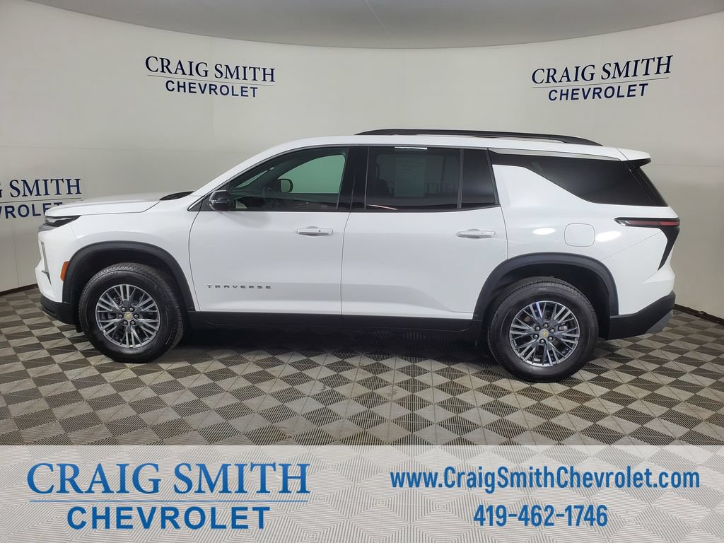 Used 2025 Chevrolet Traverse LT FWD image 2