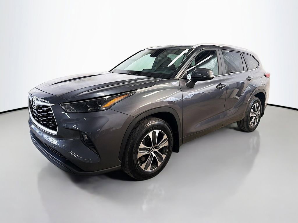 Used 2023 Toyota Highlander XLE AWD/4WD image 5