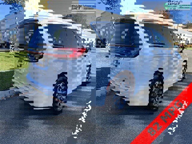 Certified 2024 Chrysler Pacifica Select image 8