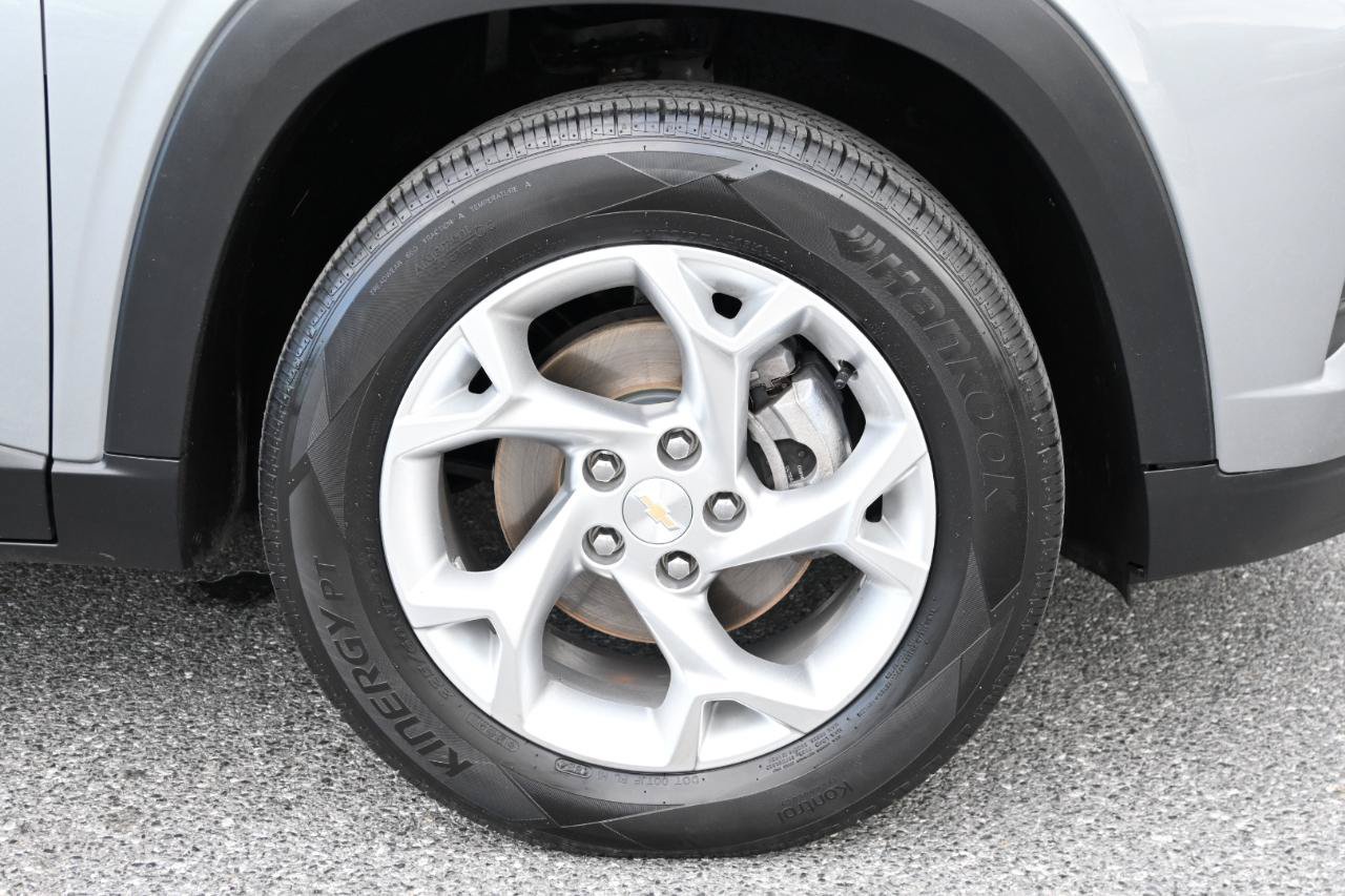 Used 2024 Chevrolet Trax LS w/ LS Convenience Package FWD image 12