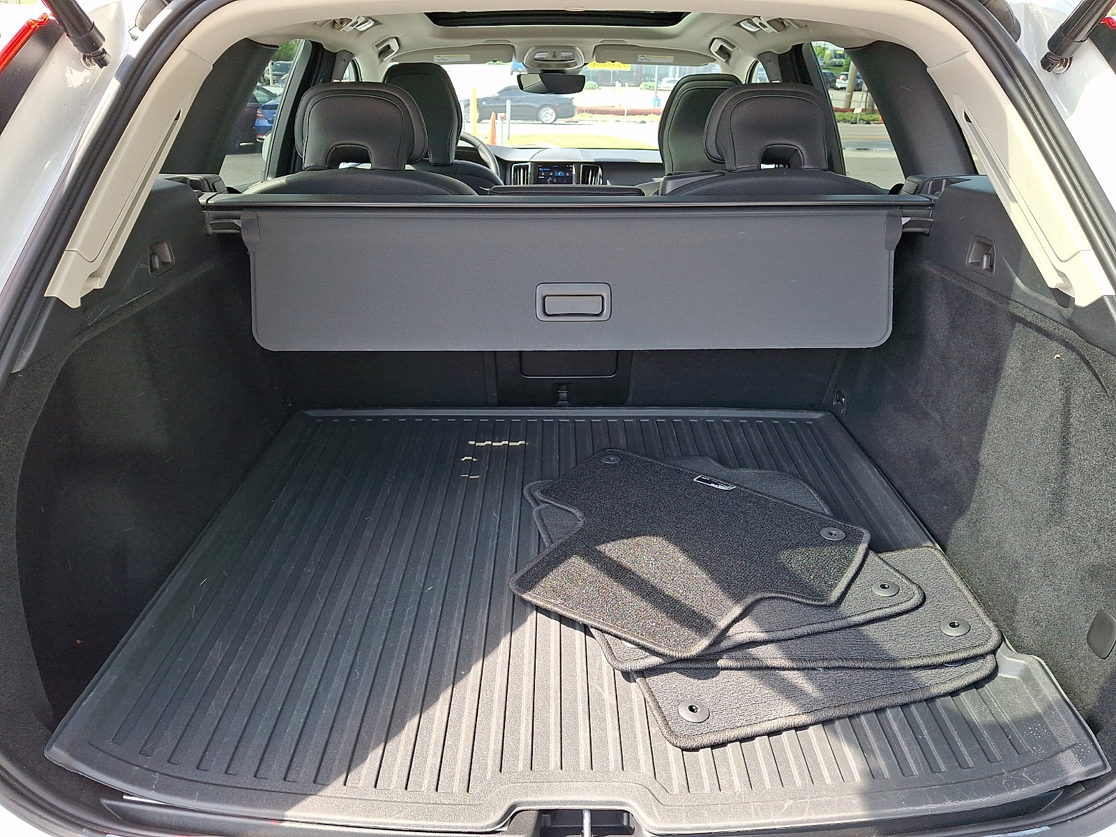 Used 2023 Volvo XC60 B5 Plus AWD/4WD image 29