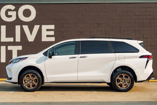 Used 2025 Toyota Sienna XSE w/ XSE Plus Package AWD/4WD image 10