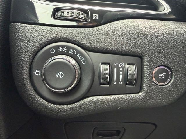 Used 2023 Jeep Cherokee Altitude Lux image 28