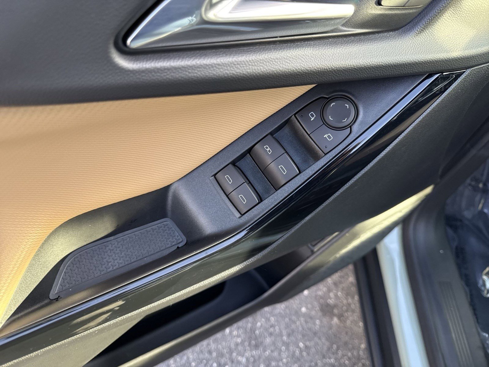 Used 2025 Chevrolet Equinox ACTIV w/ Convenience Package III image 13