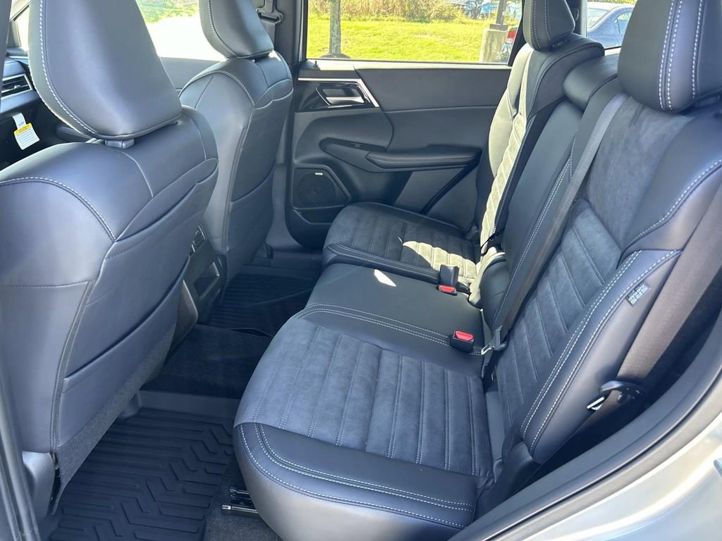 New 2025 Mitsubishi Outlander SE image 19