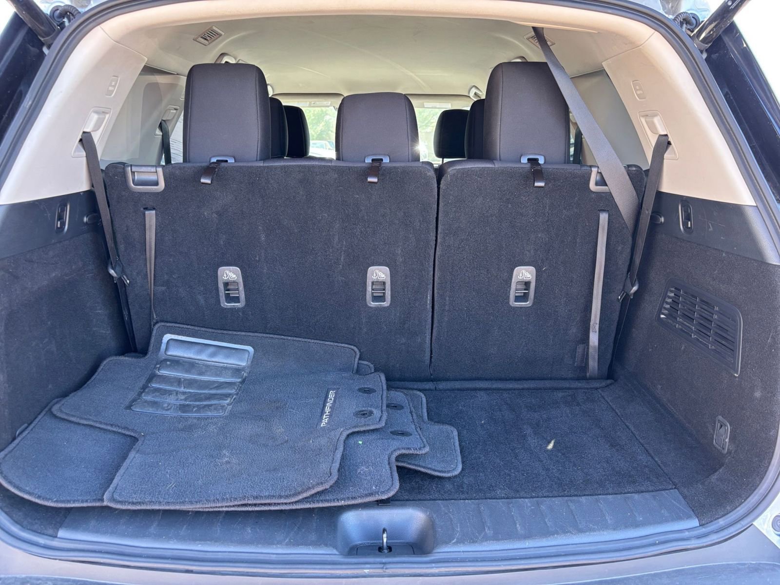 Used 2025 Nissan Pathfinder SV FWD image 34