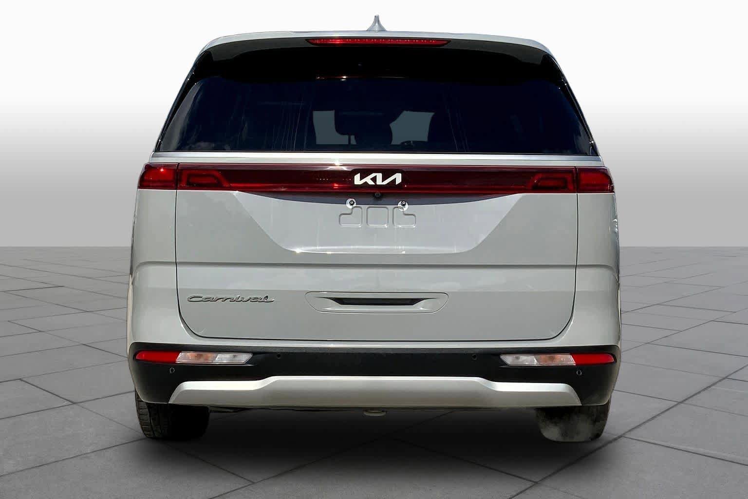 Used 2022 Kia Carnival EX image 5