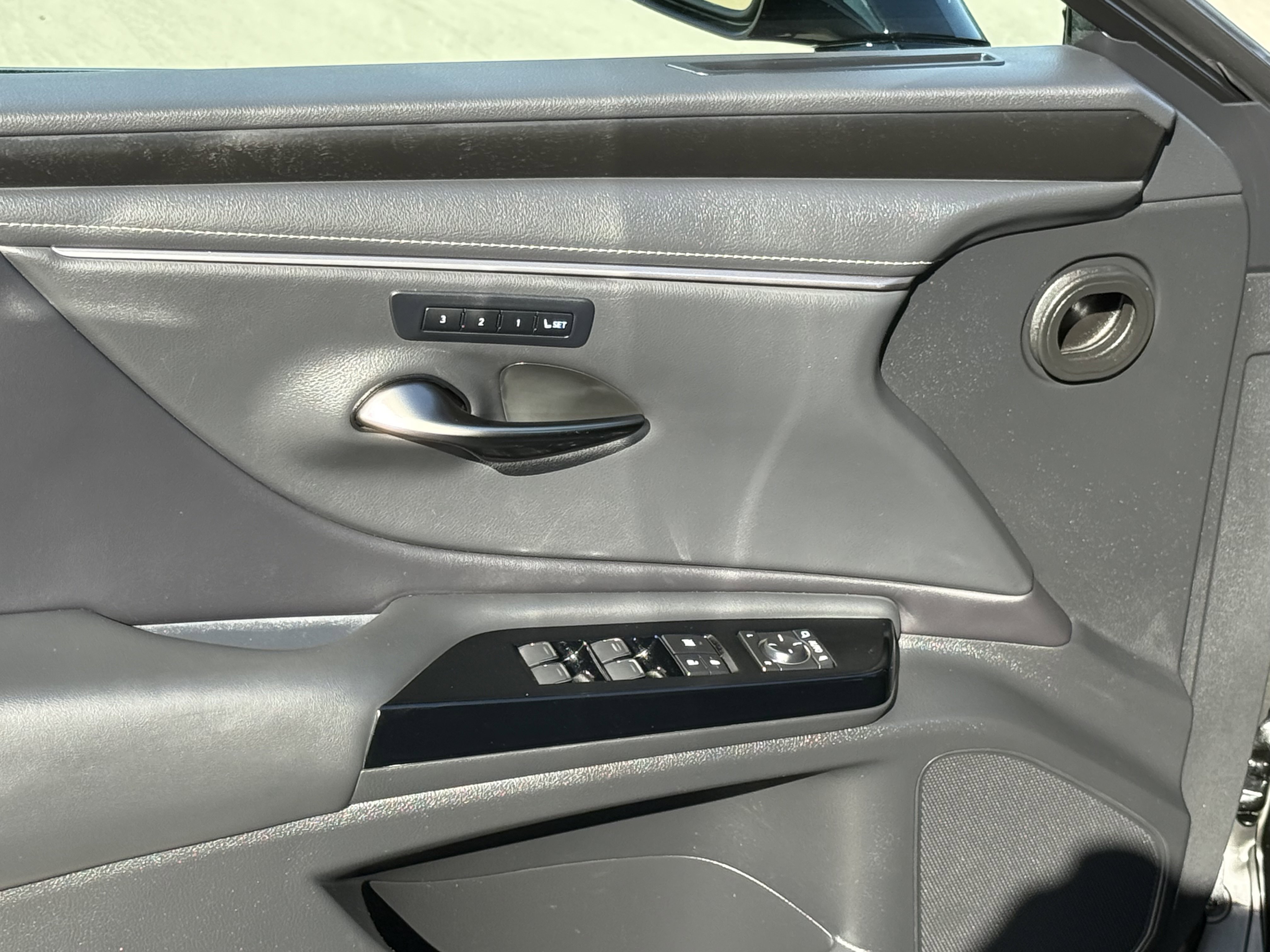 Certified 2025 Lexus ES 300h w/ Premium Package FWD image 17