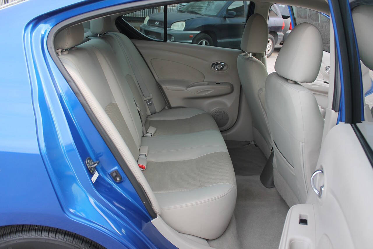 Used 2015 Nissan Versa SV FWD image 24