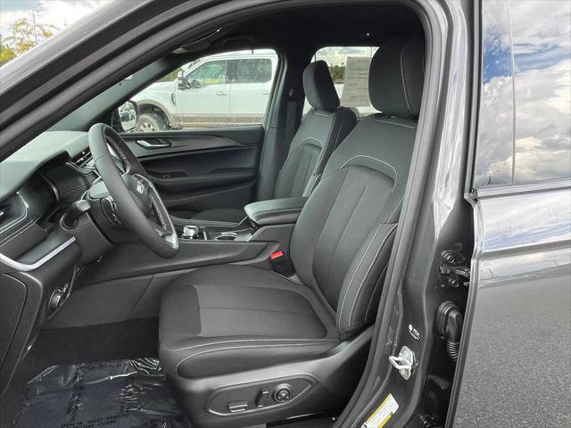 Certified 2026 Jeep Grand Cherokee Laredo RWD image 3
