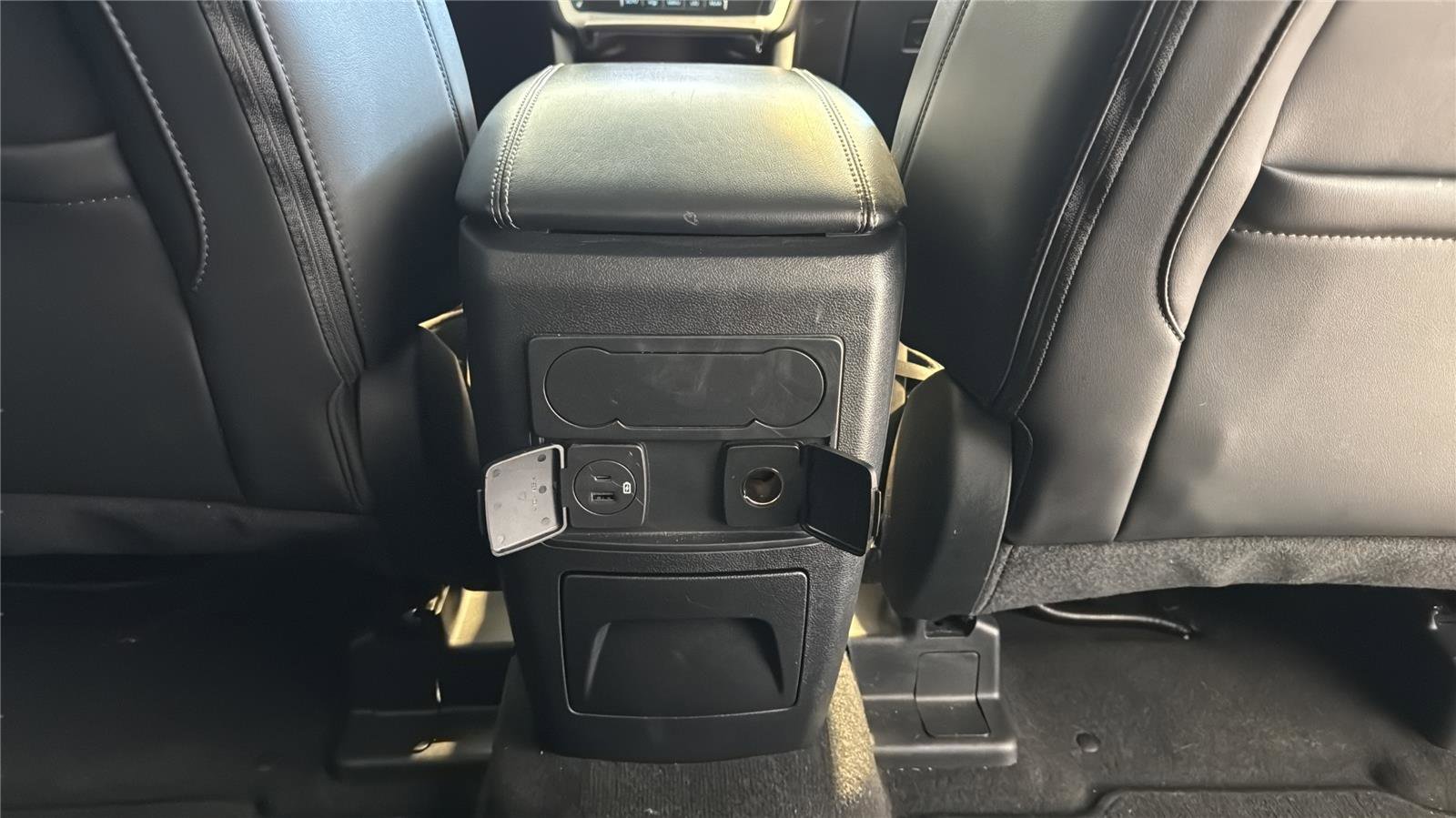 Used 2022 Ford Explorer XLT w/ Equipment Group 202A image 22