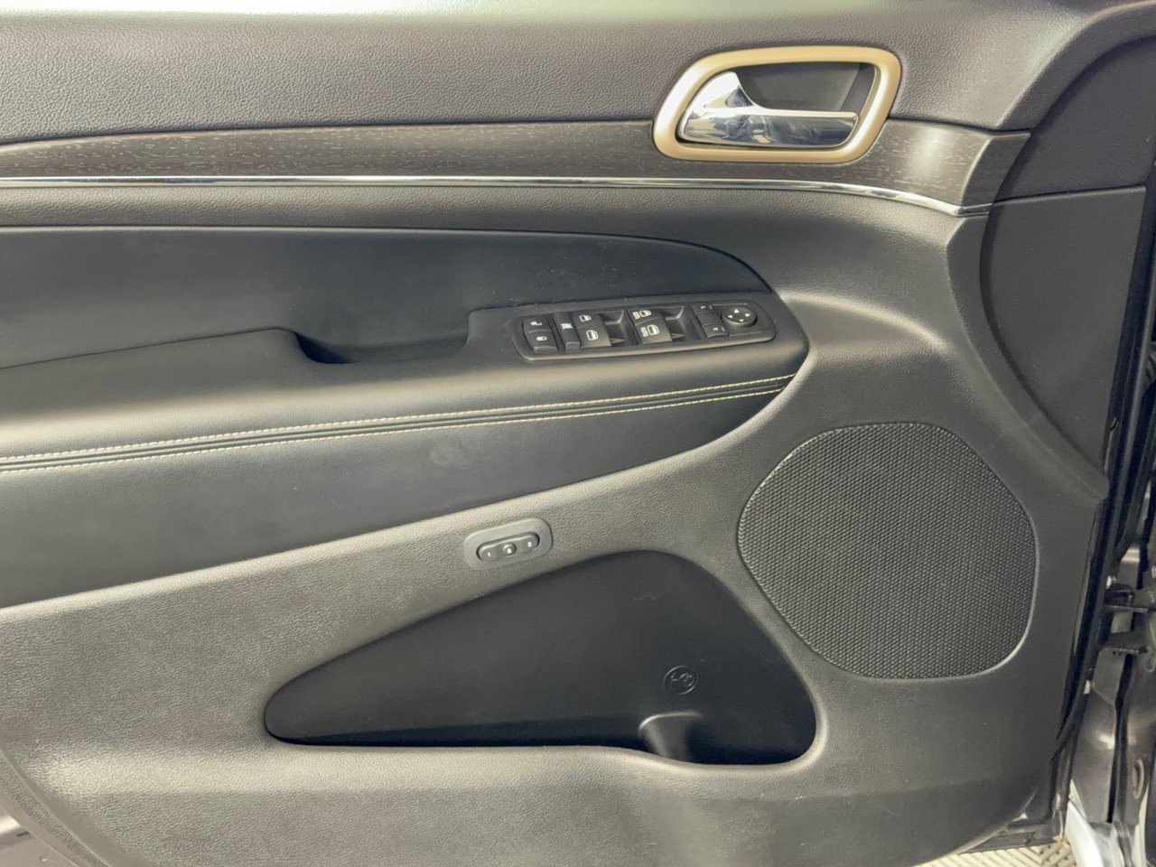 Used 2015 Jeep Grand Cherokee Limited RWD image 16