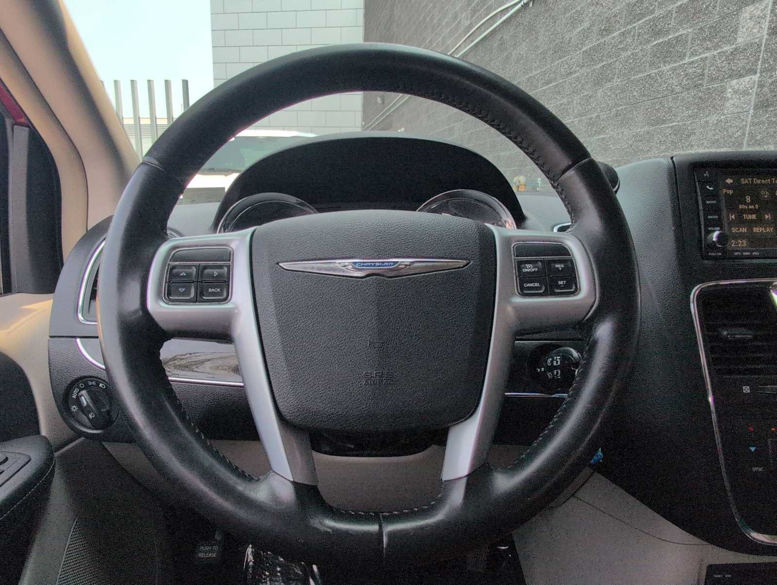 Used 2011 Chrysler Town & Country Touring-L w/ Entertainment Group #2 FWD image 19