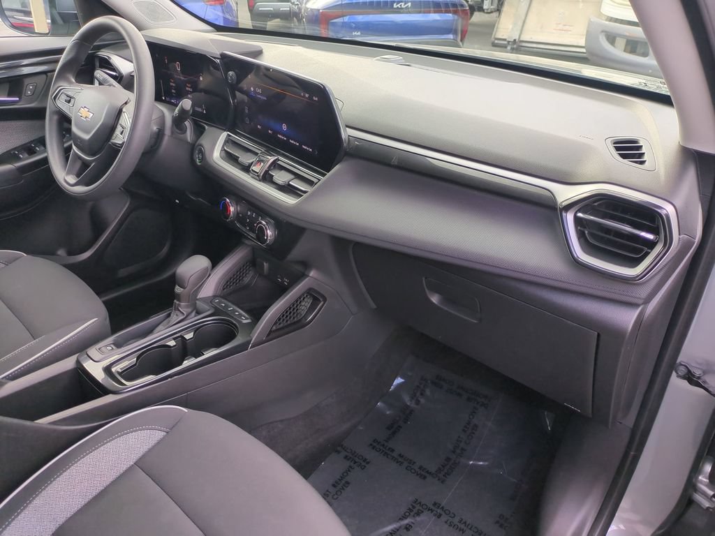 Used 2025 Chevrolet TrailBlazer LT AWD/4WD image 30