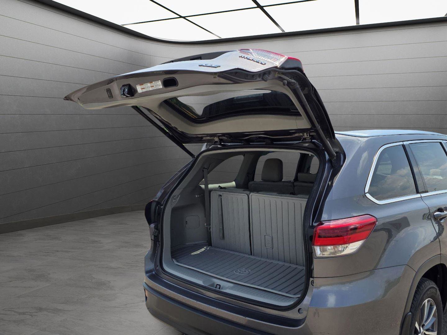 Used 2019 Toyota Highlander XLE image 9