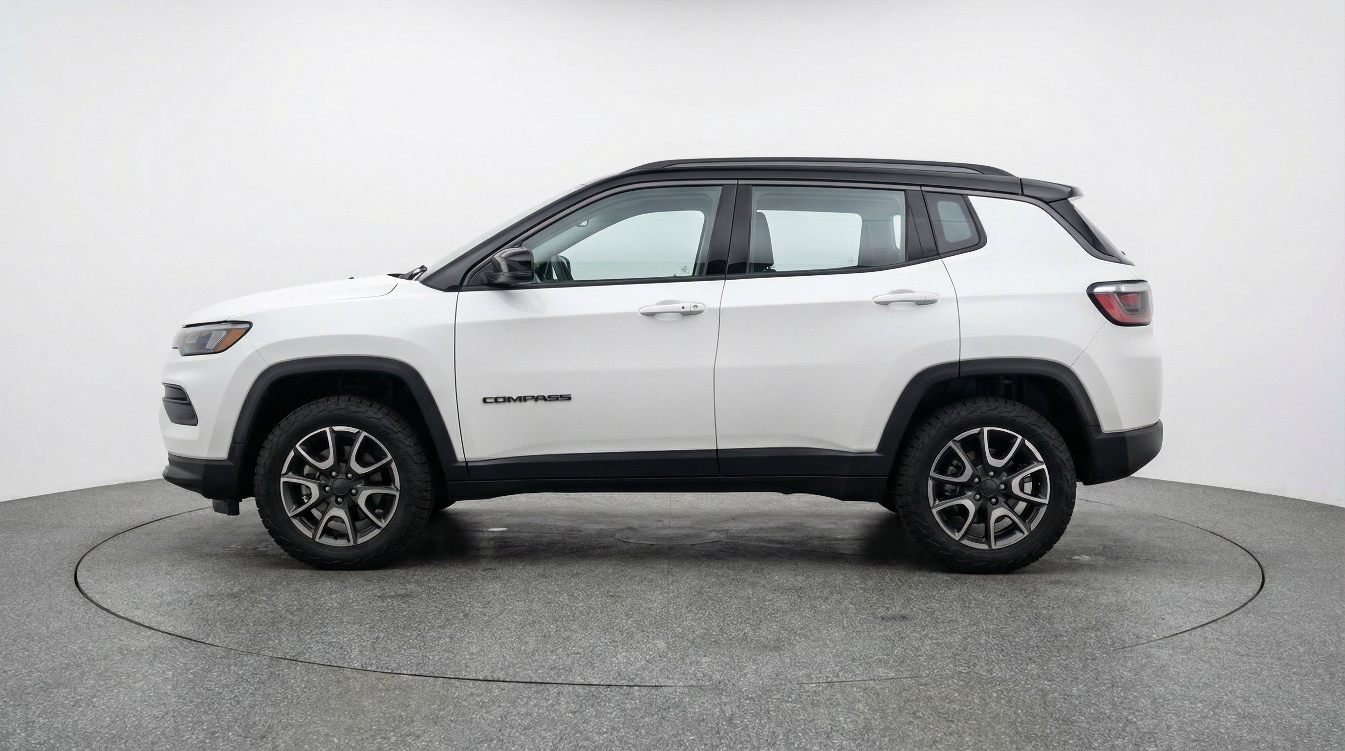 Used 2025 Jeep Compass Trailhawk image 5