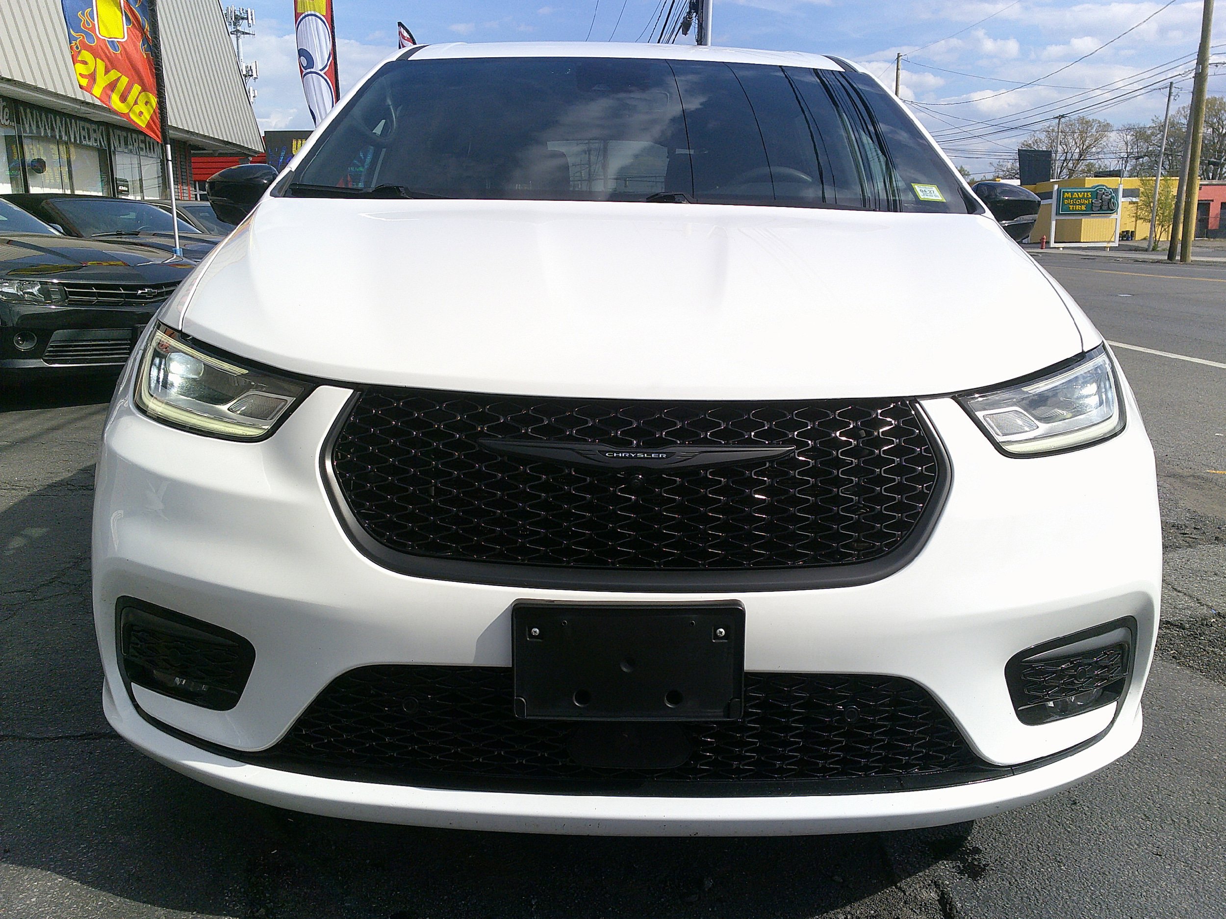 Used 2024 Chrysler Pacifica Limited FWD image 8