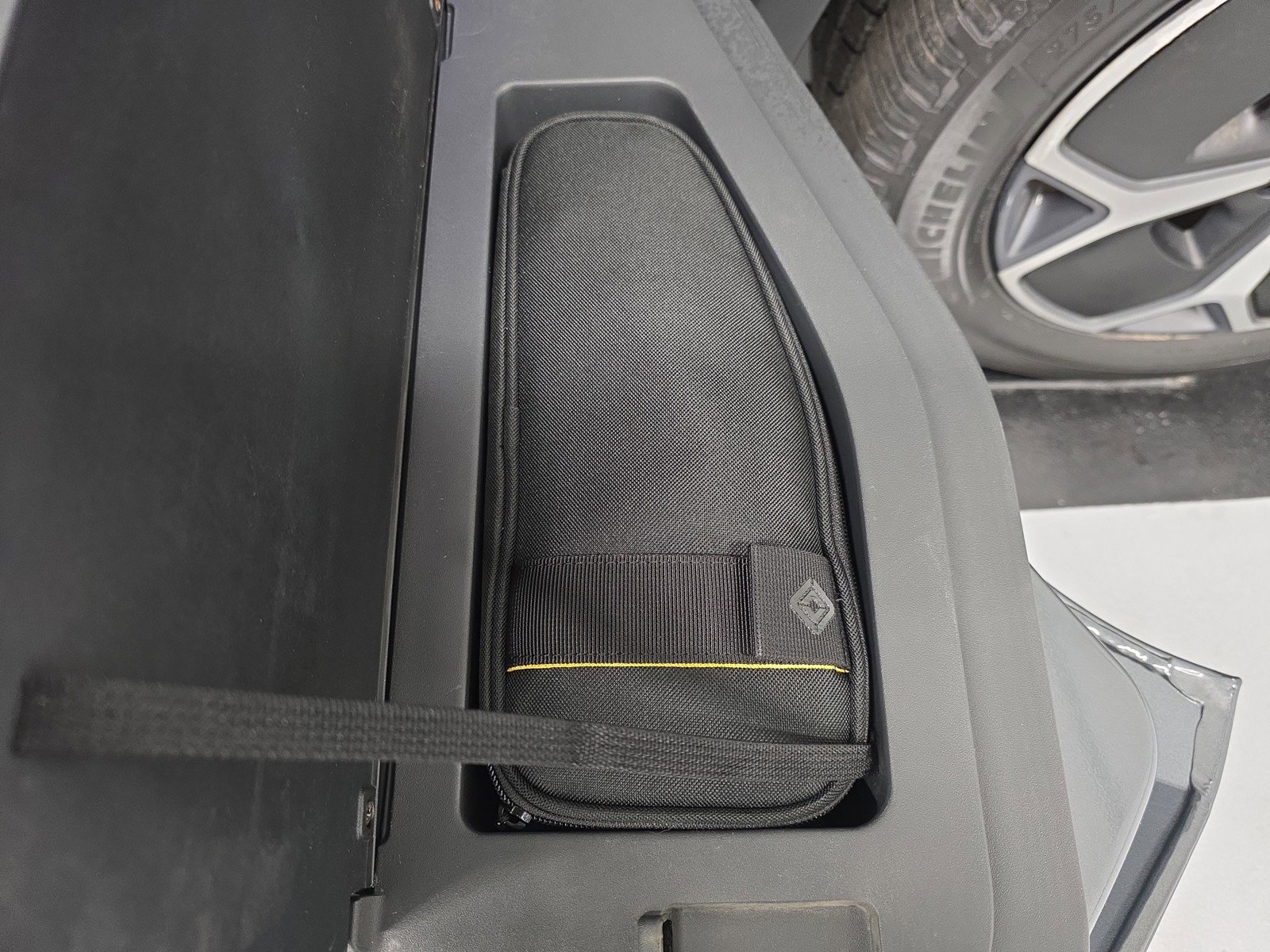 Used 2022 Rivian R1T Adventure image 32