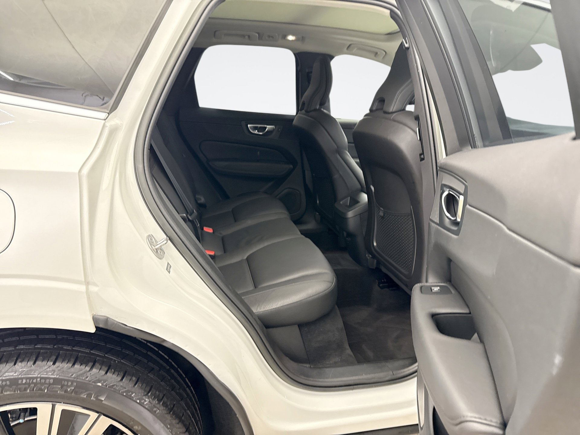 Used 2023 Volvo XC60 B5 Plus image 18