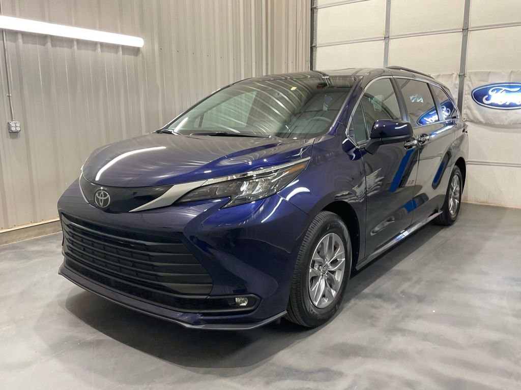 Used 2026 Toyota Sienna XLE image 3