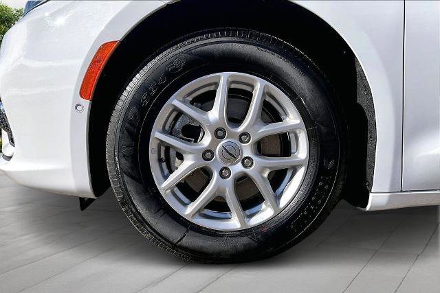 Used 2022 Chrysler Pacifica Touring-L w/ Uconnect Theater Family Group image 9