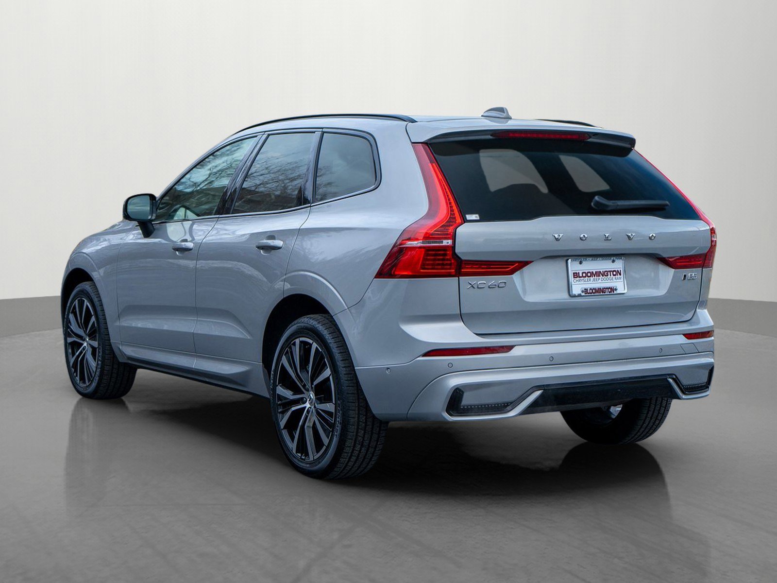 Used 2025 Volvo XC60 B5 Plus image 5