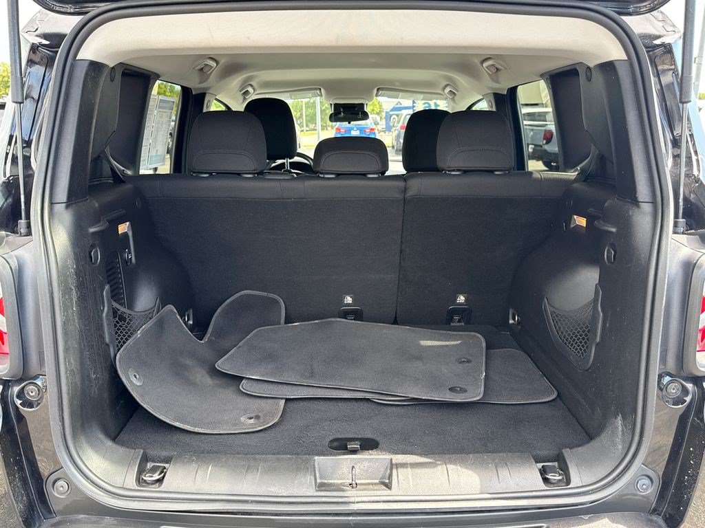 Used 2016 Jeep Renegade Latitude FWD image 16