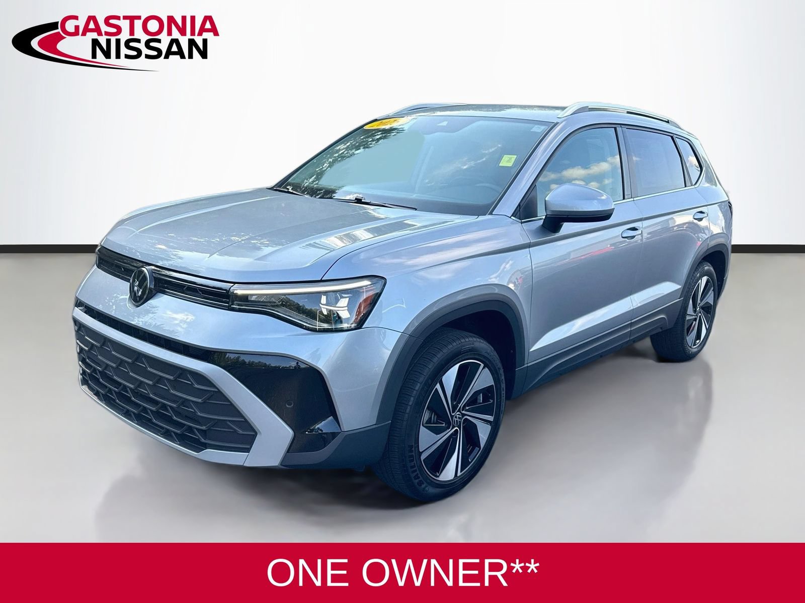 Used 2025 Volkswagen Taos SE AWD/4WD image 3