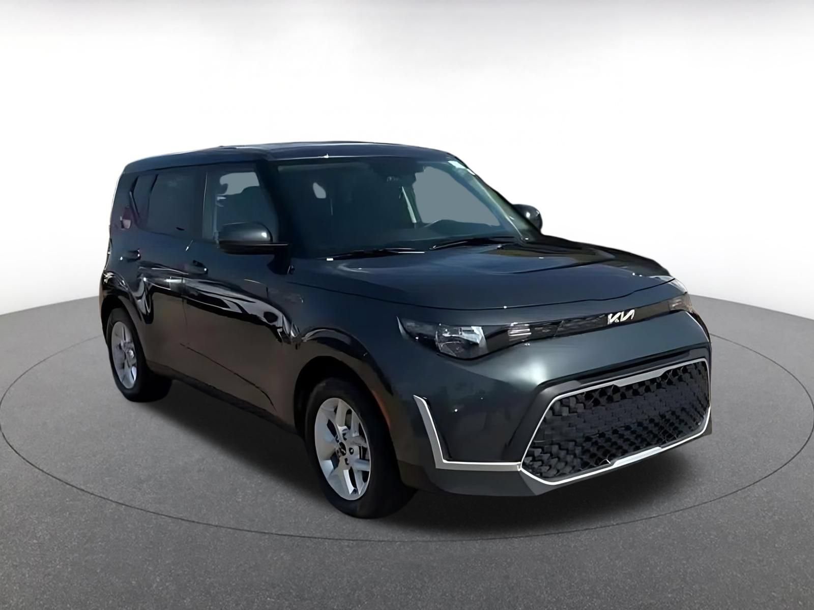 Used 2025 Kia Soul LX w/ LX Technology Package FWD image 3