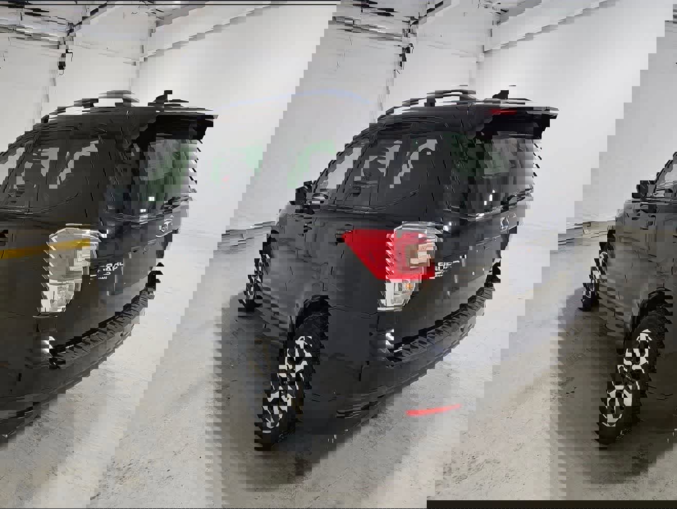 Used 2018 Subaru Forester 2.5i Premium w/ All-Weather Package image 4